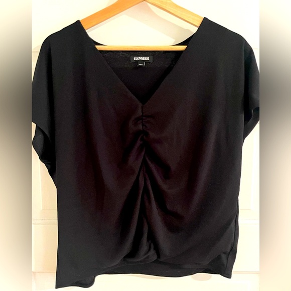 Express Relaxed V-Neck Ruched Tee in Black - Picture 7 of 8
